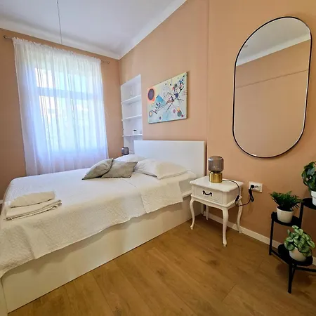 Spacious Near Old Town Apartmán