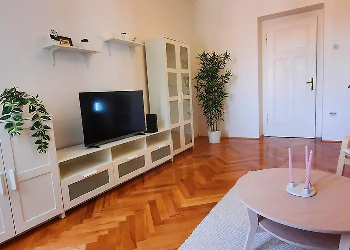 Апартаменти Spacious Near Old Town